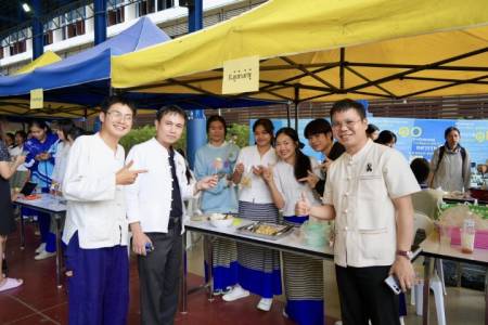 กิจกรรมถนนเด็กเดิน ครั้งที่ 3  โรงเรียนจักรคำคณาทร จังหวัดลำพูน  วันศุกร์ที่ 12 ธันวาคม 2568 คณะกรรมการสภานักเรียน โรงเรียนจักรคำคณาทร จังหวัดลำพูน ได้จัดกิจกรรม ถนนเด็กเดิน ครั้งที่ 3 เพื่อเป็นการส่งเสริมการมีรายได้และทักษะอาชีพให้แก่นักเรียน